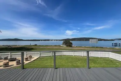Image de Enjoy waterfront luxury, while you relax with the whole family.