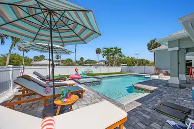 Image de *New* Heated Pool* Spa* Firepit* Walk 2 Beach!