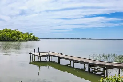 Image de Charming 3-bedroom, gorgeous Lake Front, Fishing Dock, Fire Pit, Kayak & more