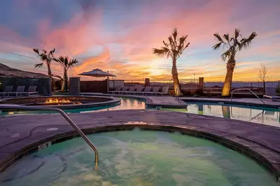 Image de Red Rock Retreat w/ Private Hot Tub & Fire Pit