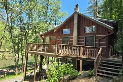 Image de Peaceful Riverfront Log Cabin w/ Hot tub near West Jefferson