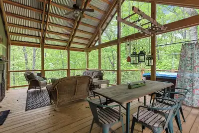 Image de Above The New River - Hot Tub + New Listing!