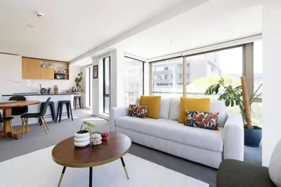 Image de Luxe 1br City Apt | Modern, Spacious w/ Parking