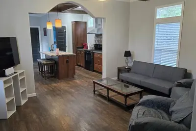 Image de 3-bedroom 2 bath by the lake with Starlink Wifi, Ac, and Roku Tv in all rooms