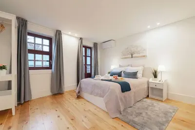 HostWise - Sunny Flat w/ Balcony