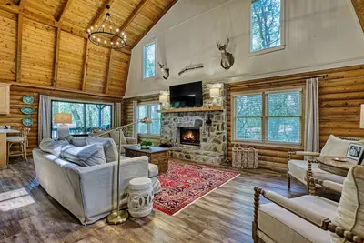 Image de Black Pines - Mountain Escape Minutes from Downtown Highlands