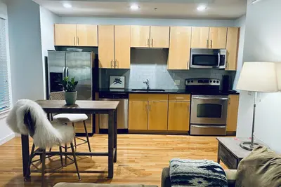 Image de cozy urban condo-free garage parking & upscale hotel amenities