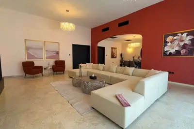Image de Paradise Found: Exquisite 5-Br Villa in Al Danah