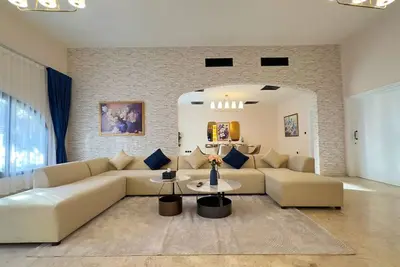 Image de Spacious Serenity: 5br Luxury Living in Al Danah