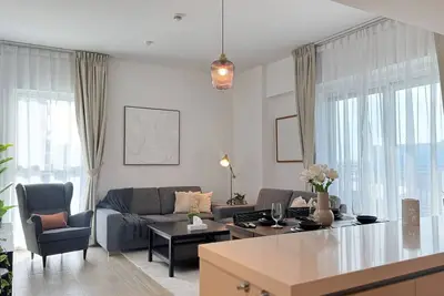 Image de 4br Apt Water's Edge: Cozy Comfort & Modern Design