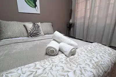 Image de Beautiful Suite 4 minutes from the airport, with pool view
