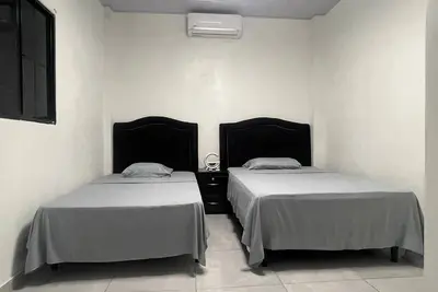 Image de Habitación Doble con A/C, wifi, estacionamiento gratis, baño privado
