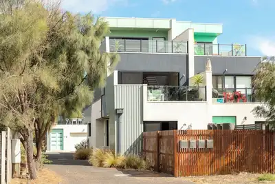 Image de The Capel Sound Gem - Coastal Elegance in a 3-Story Townhouse