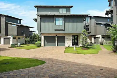 Image de Luxe 3-Story Retreat | Pickleball | Firepit | Bbq
