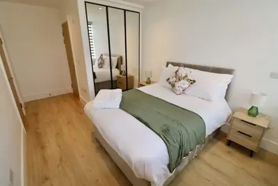 Image de Chertsey Modern 2-Bed Flat with Ensuite, Parking & Ultra-Fast WiFi
