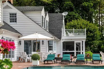 Image de Waterfront Farmhouse | Pool, Dock, Pets Welcome
