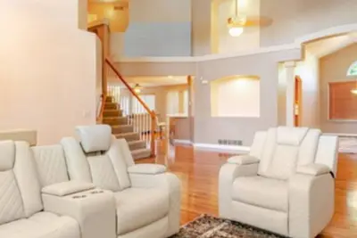 Image de For large group luxury 6Bedroom Hot Tub  furnished basement
