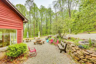 Image de 10 Mi to Mtn Resort: Normalville Cabin w/ Balcony!