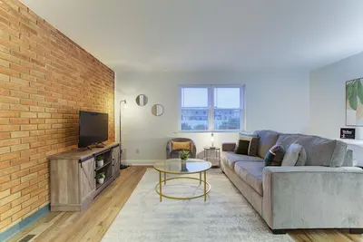 Image de Stylish 2br Apt w/ Parking, Near Airport