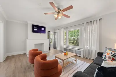 Image de Bright & Peaceful | 2bdr w/ Patio | Cle Clinic