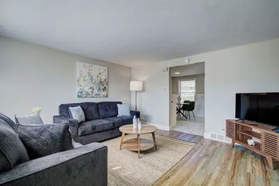 Image de Cozy 2br | Central North Canton w/ Garage