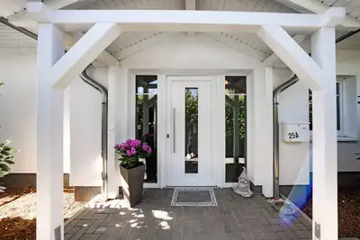 Image de Maison de vacances 'Weißes Haus, Vollausstattung' avec terrasse privée, jardin privé et Wi-Fi
