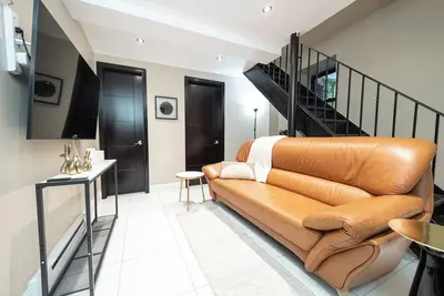 Image de Spacieux appartement duplex 4br 2ba avec patio privé et Wd
