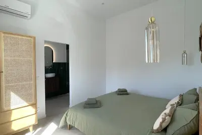 Image de Luxurious apartment with a relaxing atmosphere. Only 15 minutes from the beach.