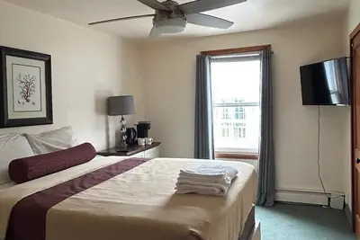 Cozy Queen Room-Prime Downtown Location
