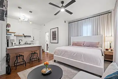 Image de 2 Connected Studios in Historic Building Walkable to Plaza - 2br, 2ba, 2 Kitchens + Rooftop Views