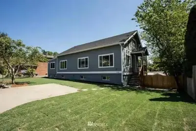 Image de Massive 8br/3ba Seattle Home | 2 Kitchens, A/C, Yard | Perfect for Groups
