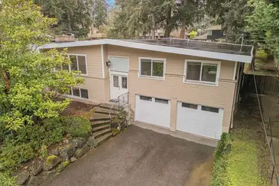 Image de This house is a 5 bedroom(s), 3 bathrooms, located in Mercer Island, Wa.