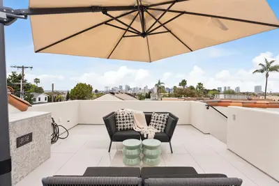 Image de Pristine and Central 4-bedroom home perfect for elegant entertaining/relaxation