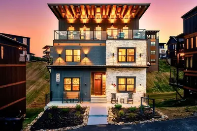 Image de 5br Luxury | Rooftop Lounge | Indoor Pool | Hot Tub | Walk to Water Park | Sleeps 22