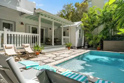 Image de Delaney House ~ New 4 Br/4 Ba Listing w/Pool & Parking in Prime Old Town!