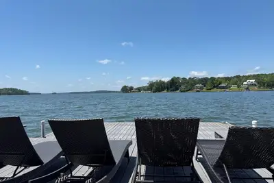 Image de Spacious 6bd 4ba Lakehouse. Sleeps 17. Views. Dock. Paddleboards. Screened Porch