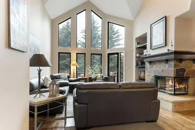 Image de 4br Home on Arrowhead Skier Shuttle w/ Pool Table, Ac, and Community Hot Tub