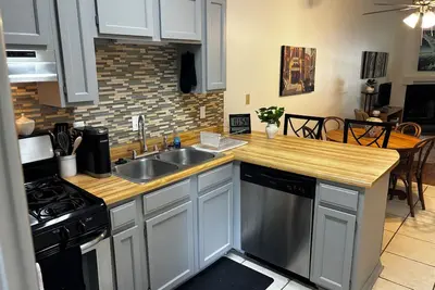 Image de Landing pad - under 2 miles to airport, 2 br, Free parking, WiFi