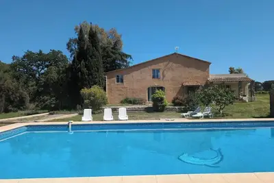 Image de villa 8 personnes, 4 chambres, climatisée avec piscine au calme