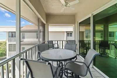 Image de Discover Coastal Bliss at This Top-Floor Sanibel Escape