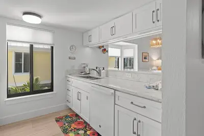 Image de Seaside Luxury Awaits: Spacious Coastal Retreat at Seagrape Village