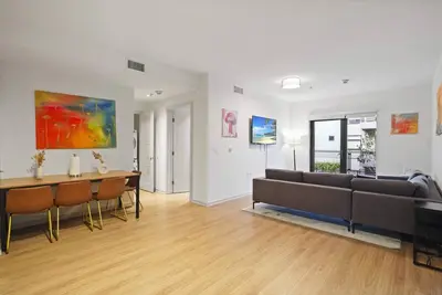 Image de Hollywood Haven Luxury 2br Apartment with Hot Tub Balcony