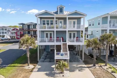 Image de Ocean Views! Pool, Spa, Private Backyard in Oki