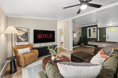 Image de 7min to Nrg - Sauna, Hot tub, Firepit, Huge Deck