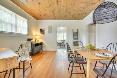 Image de Home w/ Patio-1/2 Mi to Casino!