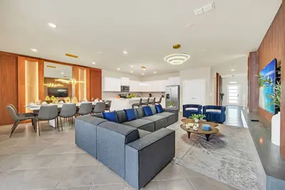 Image de Fabulous 10 Bed Pool Home with Game Room-16248sms