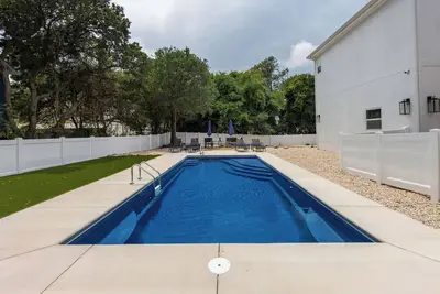 Image de New Saltwater Pool, Hot Tub & Dog Friendly!