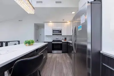 Image de 7Min Walk to the Beach ~ Completely Renovated!