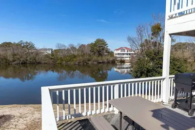 Image de Lakeside Getaway! 8Min Walk to Beach!