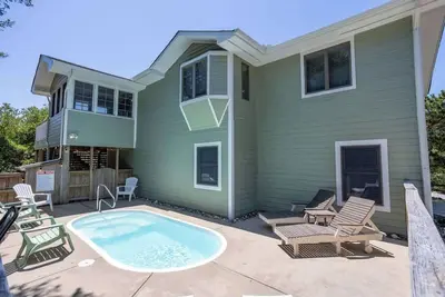 Pool, Hot Tub, Quick Walk to the Beach!